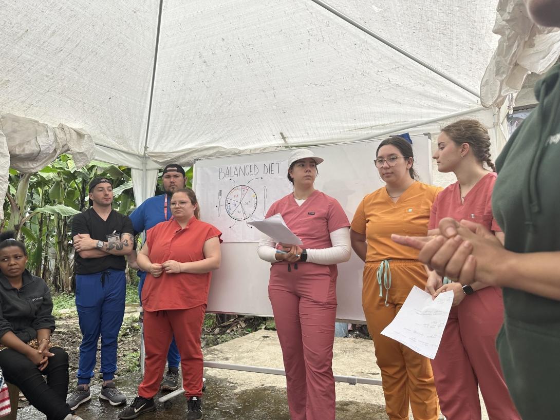 Un groupe d'étudiants en soins infirmiers éduque les locaux sur la nutrition 